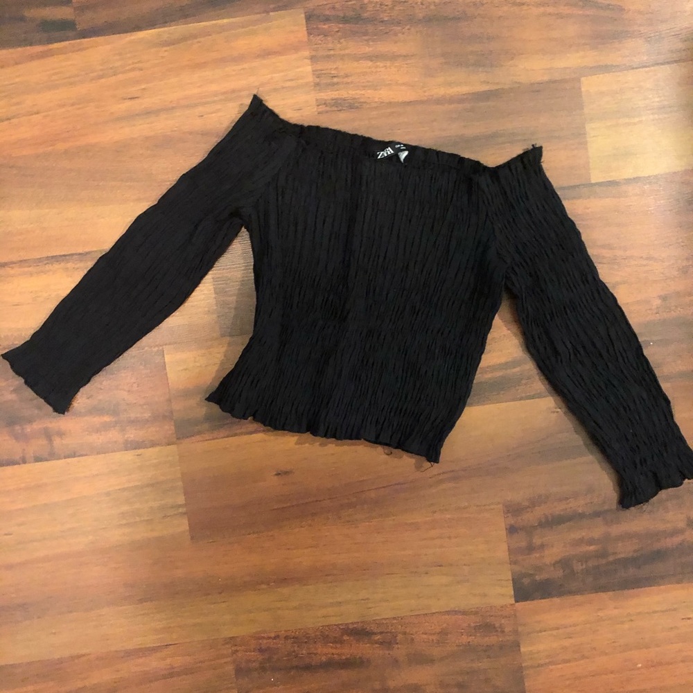 Fitted off-shoulder crop